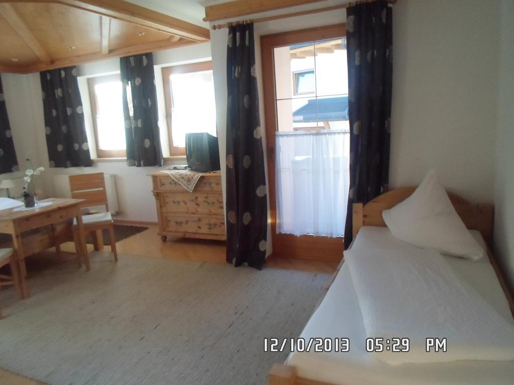 Haus Kroell Elisabeth Apartment Цел ам Цилер Стая снимка